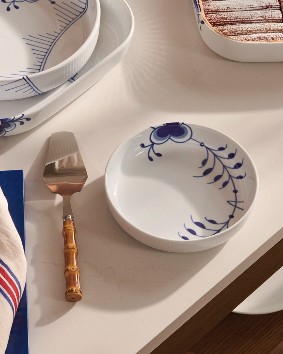 Ovnfast fad i ikonisk porcelænsdesign - 18,5 cm