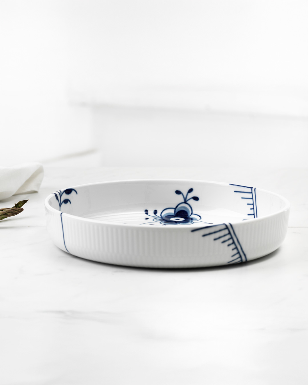 Ovnfast fad i ikonisk porcelænsdesign - 27 cm