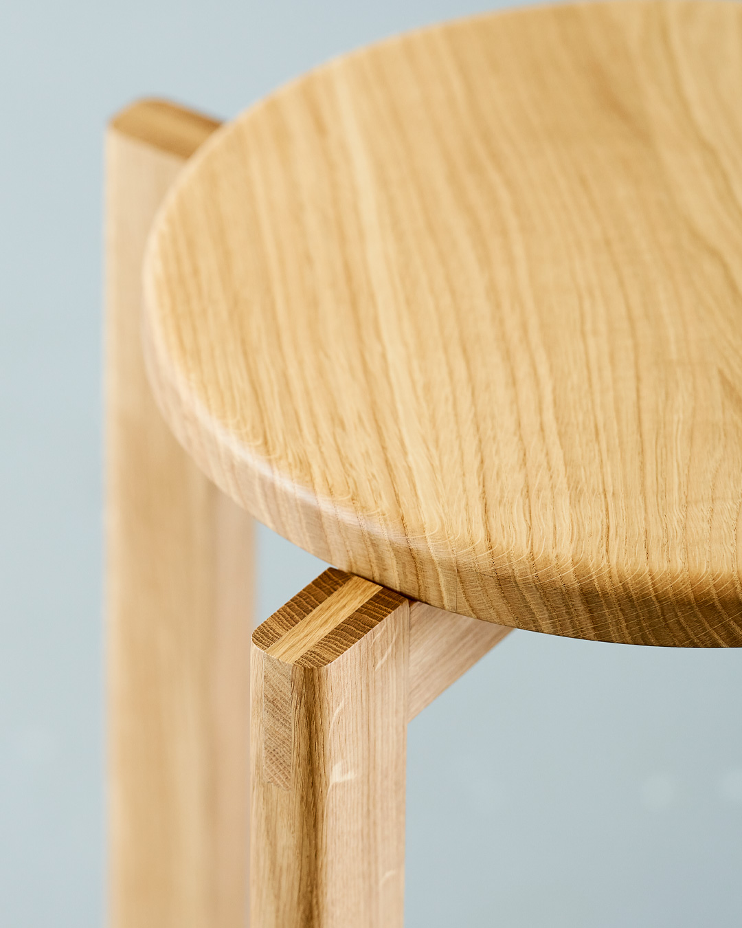 Alsidig skammel i naturligt design
