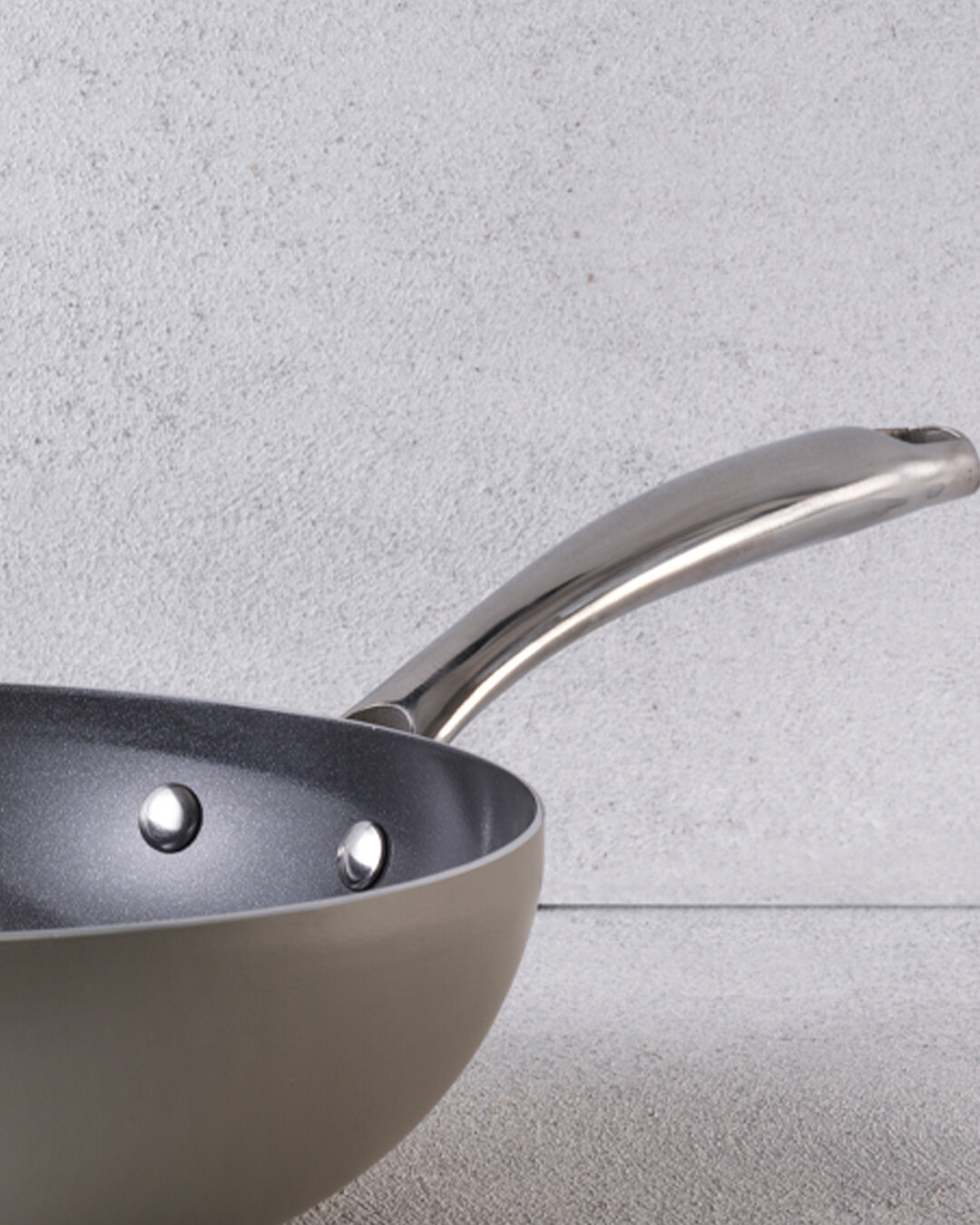 Rymlig wok i återvunnet aluminium