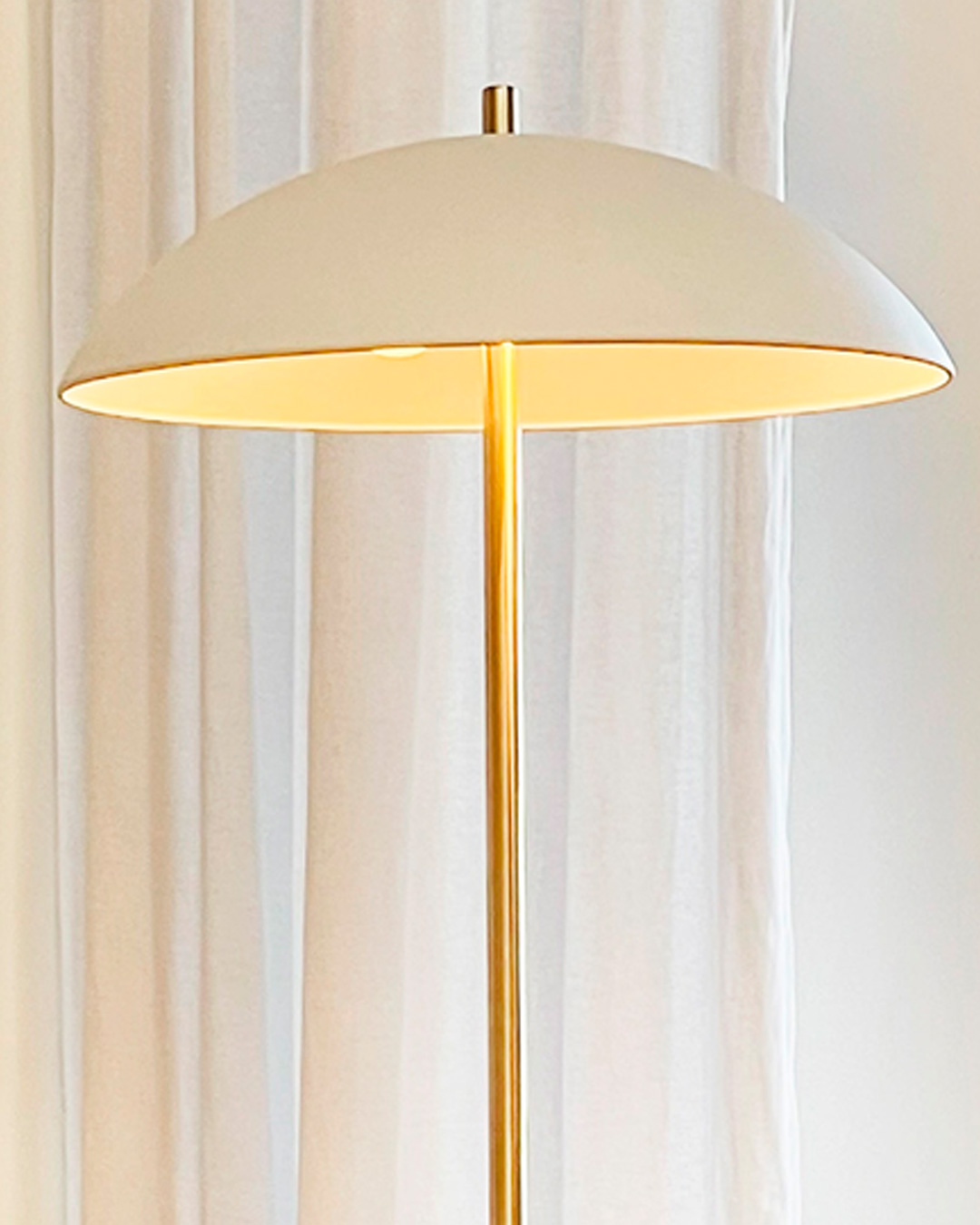 Stilren Globus gulvlampe