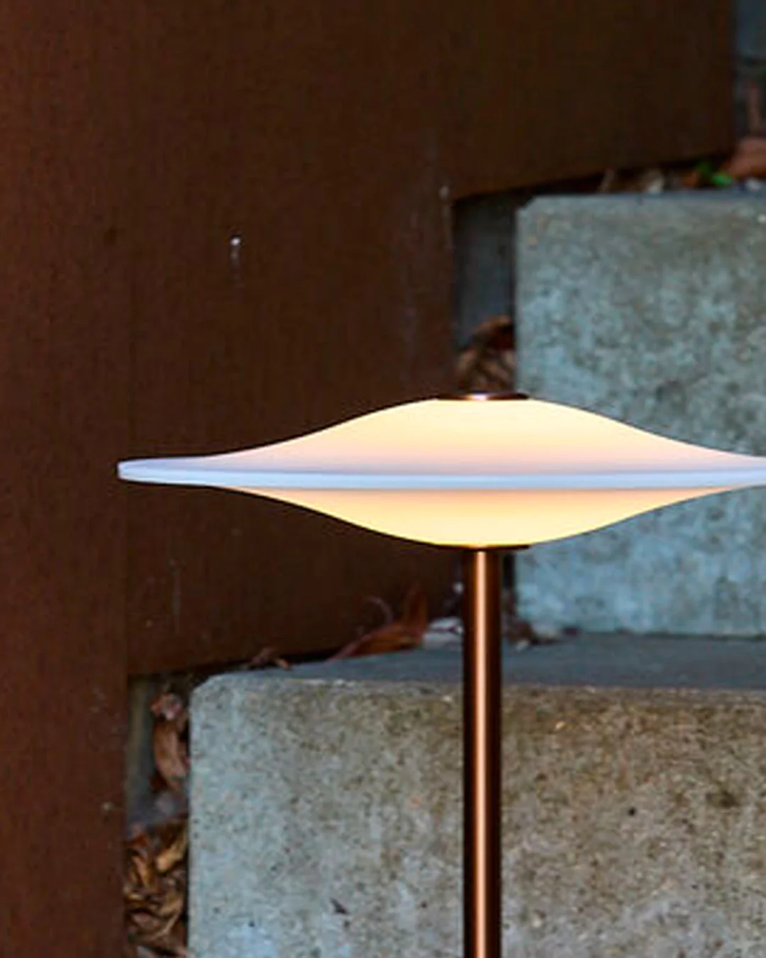 Bærbar bordlampe i ikonisk dansk design