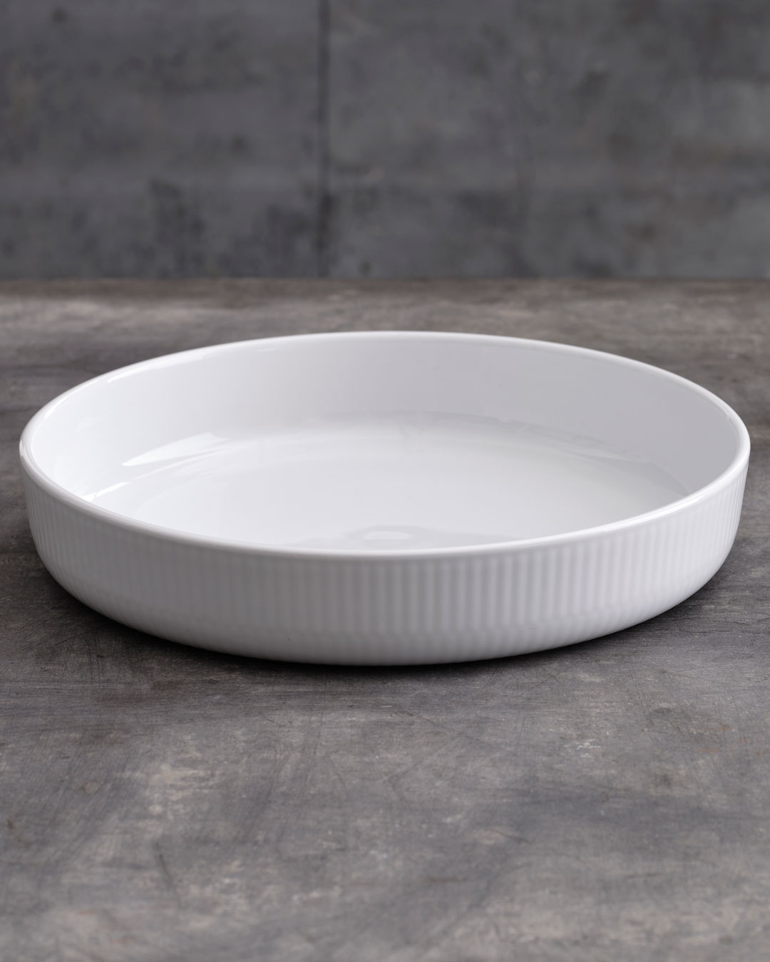 Ovnfast fad i klassisk riflet porcelæn - 27 cm