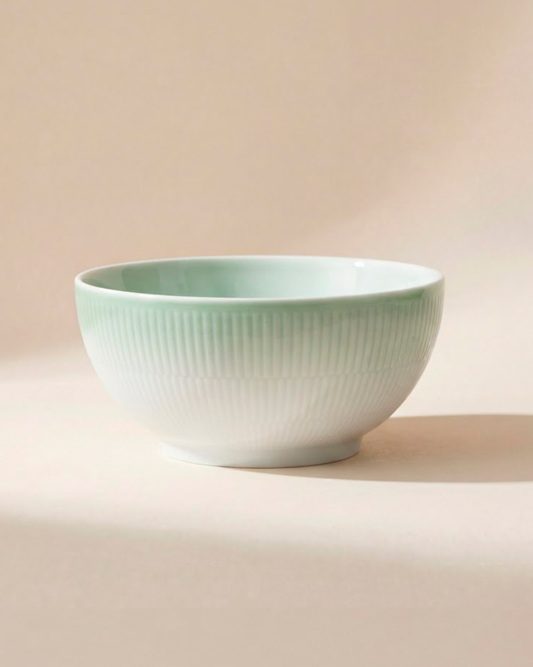 Smuk Iris skål med elegant farvegradient