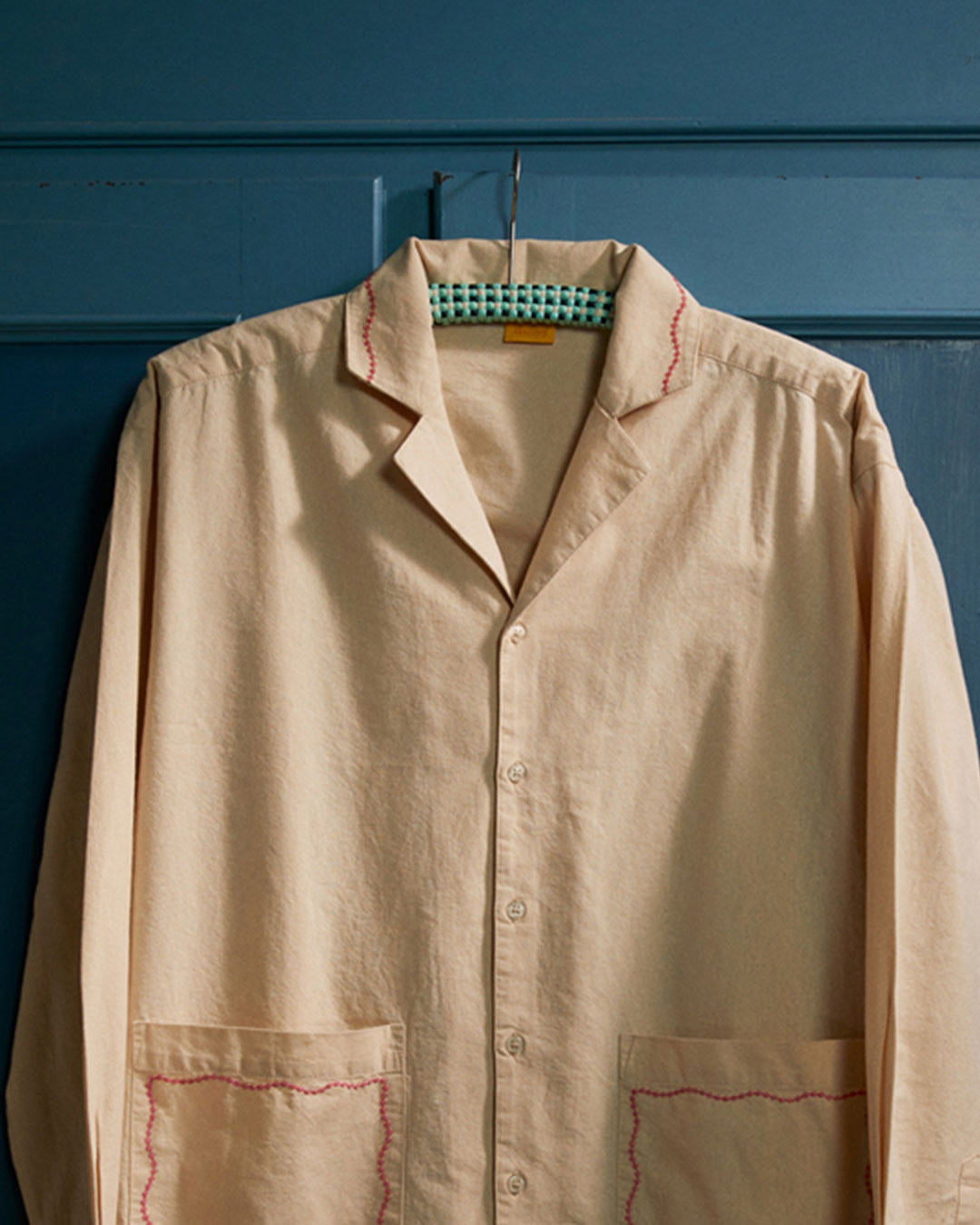 Mjuk och färgglad unisex pyjamasskjorta