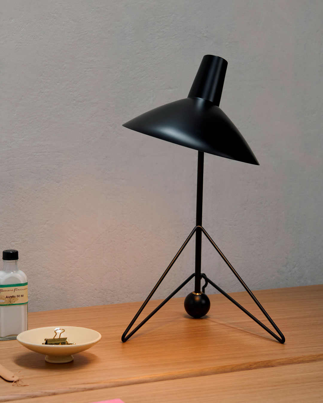 Skulpturel og elegant Tripod-bordlampe